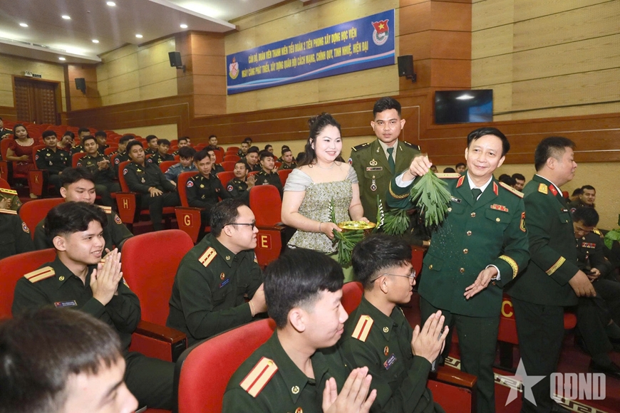 Thiếu tướng Lê Thành Long, Phó chính ủy Học viện Hậu cần chúc mừng học viên quốc tế nhân dịp Tết cổ truyền của Lào và Campuchia. Thiếu tướng Lê Thành Long, Phó chính ủy Học viện Hậu cần chúc mừng học viên quốc tế nhân dịp Tết cổ truyền của Lào và Campuchia.