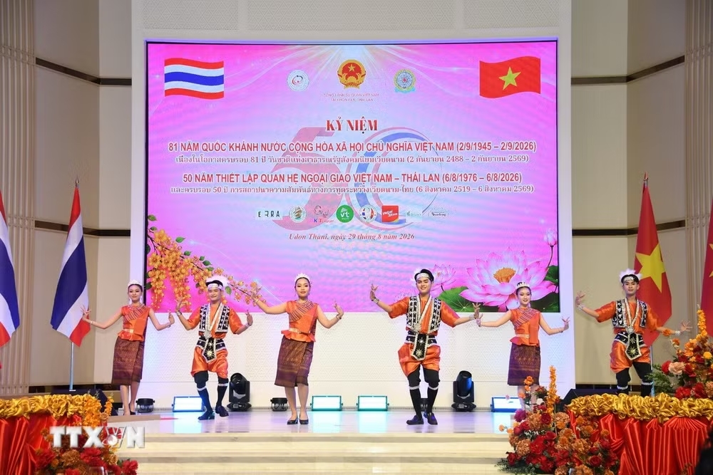 Các nghệ sỹ Thái Lan biểu diễn điệu múa truyền thống. (Ảnh: TTXVN) Các nghệ sỹ Thái Lan biểu diễn điệu múa truyền thống. (Ảnh: TTXVN)