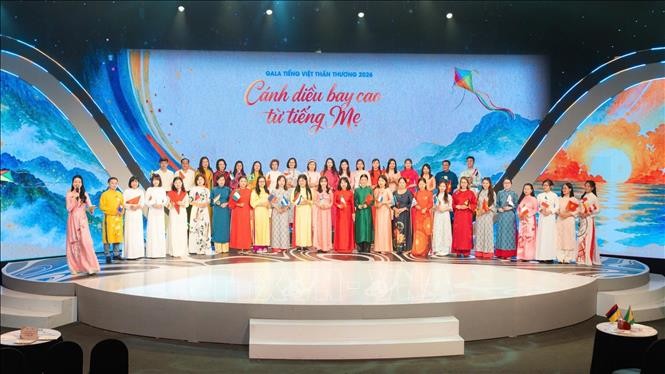 Honoring Eight Individuals for Promoting Vietnamese Abroad Honoring Eight Individuals for Promoting Vietnamese Abroad