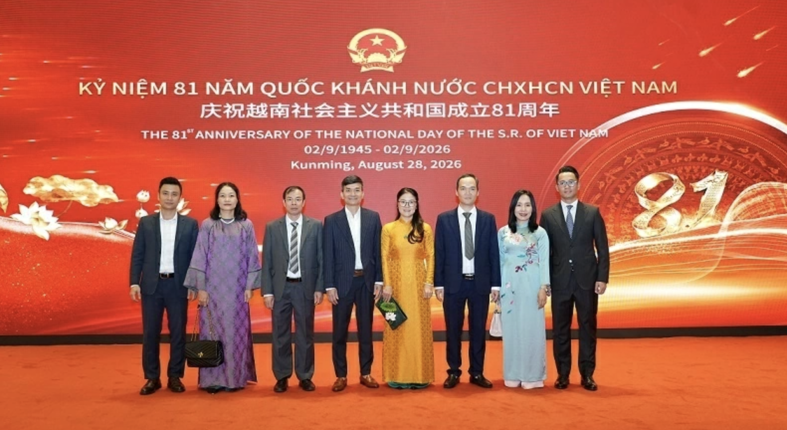 8月28日,越南驻昆明总领事严越忠在中国云南省昆明市主持举行了越南社会主义共和国成立81周年庆祝典礼。云南省人民政府外事办公室主任杨绍成、云南省各部门与企事业单位领导、各国驻昆明总领事以及在滇越南侨胞和留学生代表等200多位嘉宾共同出席。 严越忠总领事在致辞中肯定了1945年9月2日这一历史事件的重大价值。他指出,在越南共产党领导下,越南经过81年建国与40年革新开放,取得了全面且具有历史意义的发展成就,已成为地区及世界上最具活力的经济体之一。当前,越南全党全民族正团结一致,努力落实越共十四大提出的目标。他强调,越南一贯坚持独立自主、和平合作的外交路线,始终将巩固和发展对华关系视为总体外交政策中的战略选择和首要优先。 谈及地方合作,严越忠总领事希望双方继续落实好两党两国高层共识,发挥好现有合作机制,推动越南与云南合作迈上新高度。典礼期间,与会嘉宾还观看了介绍越南经济社会发展成就与旅游潜力的短片,并欣赏了具有浓郁民族特色的越南民歌。 8月28日,越南驻昆明总领事严越忠在中国云南省昆明市主持举行了越南社会主义共和国成立81周年庆祝典礼。云南省人民政府外事办公室主任杨绍成、云南省各部门与企事业单位领导、各国驻昆明总领事以及在滇越南侨胞和留学生代表等200多位嘉宾共同出席。 严越忠总领事在致辞中肯定了1945年9月2日这一历史事件的重大价值。他指出,在越南共产党领导下,越南经过81年建国与40年革新开放,取得了全面且具有历史意义的发展成就,已成为地区及世界上最具活力的经济体之一。当前,越南全党全民族正团结一致,努力落实越共十四大提出的目标。他强调,越南一贯坚持独立自主、和平合作的外交路线,始终将巩固和发展对华关系视为总体外交政策中的战略选择和首要优先。 谈及地方合作,严越忠总领事希望双方继续落实好两党两国高层共识,发挥好现有合作机制,推动越南与云南合作迈上新高度。典礼期间,与会嘉宾还观看了介绍越南经济社会发展成就与旅游潜力的短片,并欣赏了具有浓郁民族特色的越南民歌。