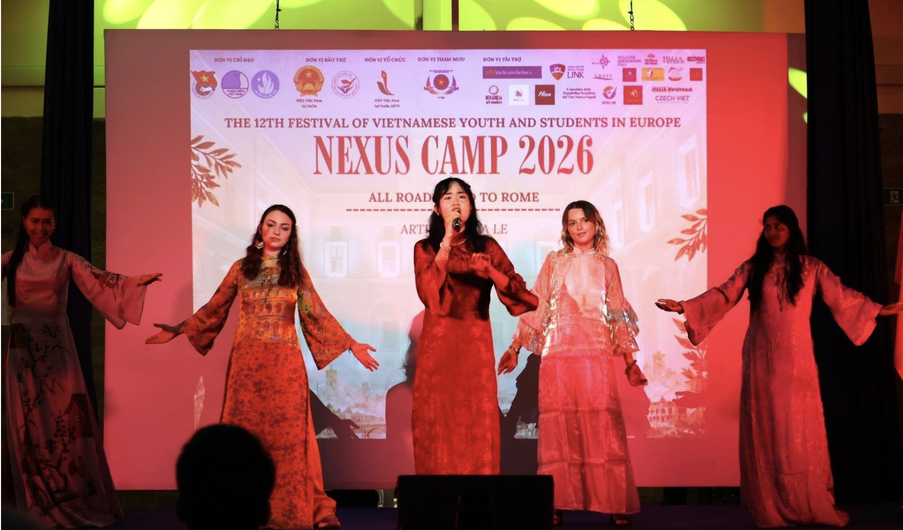 旅欧越南青年知识分子汇聚一堂,心向祖国建设事业 旅欧越南青年知识分子汇聚一堂,心向祖国建设事业