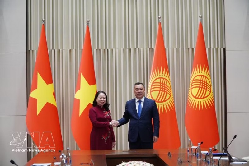 President of Kyrgyzstan Sadyr Japarov (R) on August 31 welcomes Vice President of Vietnam Vo Thi Anh Xuan. (Photo: VNA) President of Kyrgyzstan Sadyr Japarov (R) on August 31 welcomes Vice President of Vietnam Vo Thi Anh Xuan. (Photo: VNA)