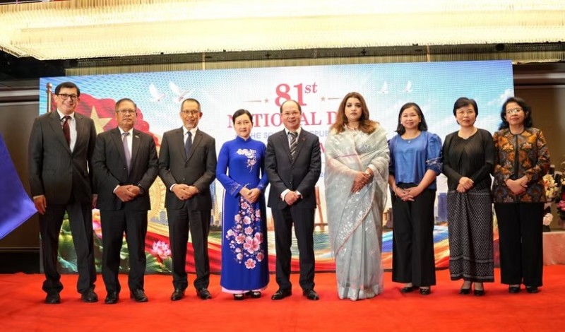 Vietnamese Ambassador to Bangladesh Nguyen Manh Cuong (centre) and Bangladeshi State Minister for Foreign Affairs Shama Obaed Islam (fourth from right) pose for a group photo with ambassadors of several ASEAN member states to Bangladesh. (Photo published by VNA) Vietnamese Ambassador to Bangladesh Nguyen Manh Cuong (centre) and Bangladeshi State Minister for Foreign Affairs Shama Obaed Islam (fourth from right) pose for a group photo with ambassadors of several ASEAN member states to Bangladesh. (Photo published by VNA)