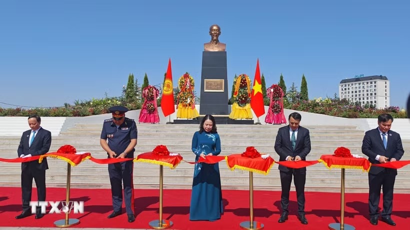 Phó Chủ tịch nước Võ Thị Ánh Xuân và các đại biểu thực hiện nghi thức cắt băng khánh thành Tượng đài Hồ Chí Minh. (Ảnh: Tâm Hằng/TTXVN) Phó Chủ tịch nước Võ Thị Ánh Xuân và các đại biểu thực hiện nghi thức cắt băng khánh thành Tượng đài Hồ Chí Minh. (Ảnh: Tâm Hằng/TTXVN)