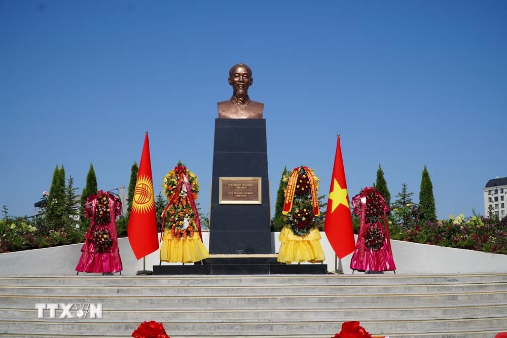 Tượng đài Hồ Chí Minh đặt tại khu phức hợp Royal Central Park ở thủ đô Bishkek. (Ảnh: Tâm Hằng/TTXVN) Tượng đài Hồ Chí Minh đặt tại khu phức hợp Royal Central Park ở thủ đô Bishkek. (Ảnh: Tâm Hằng/TTXVN)
