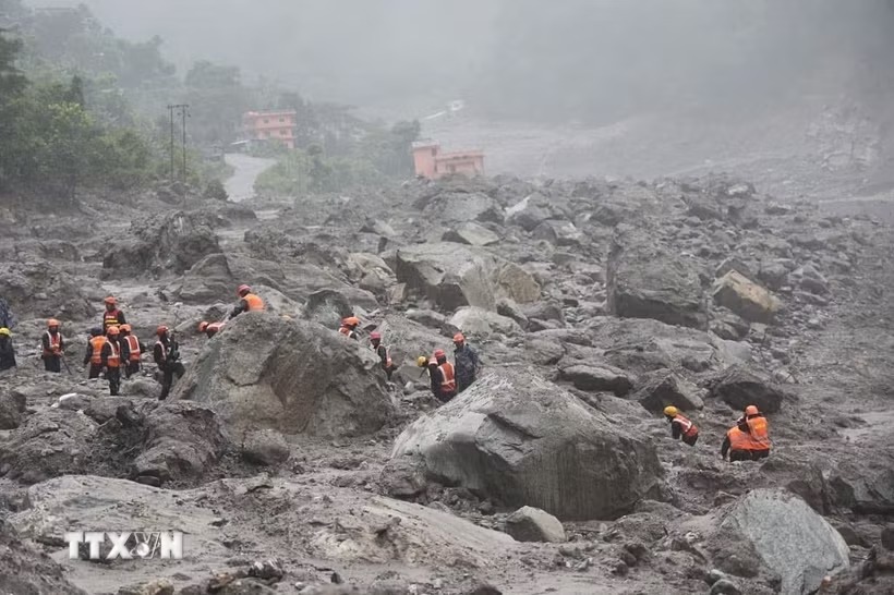 Lực lượng cứu hộ tìm kiếm nạn nhân tại hiện trường lũ quét ở Rasuwa, Nepal. (Ảnh: ANI/TTXVN phát) Lực lượng cứu hộ tìm kiếm nạn nhân tại hiện trường lũ quét ở Rasuwa, Nepal. (Ảnh: ANI/TTXVN phát)