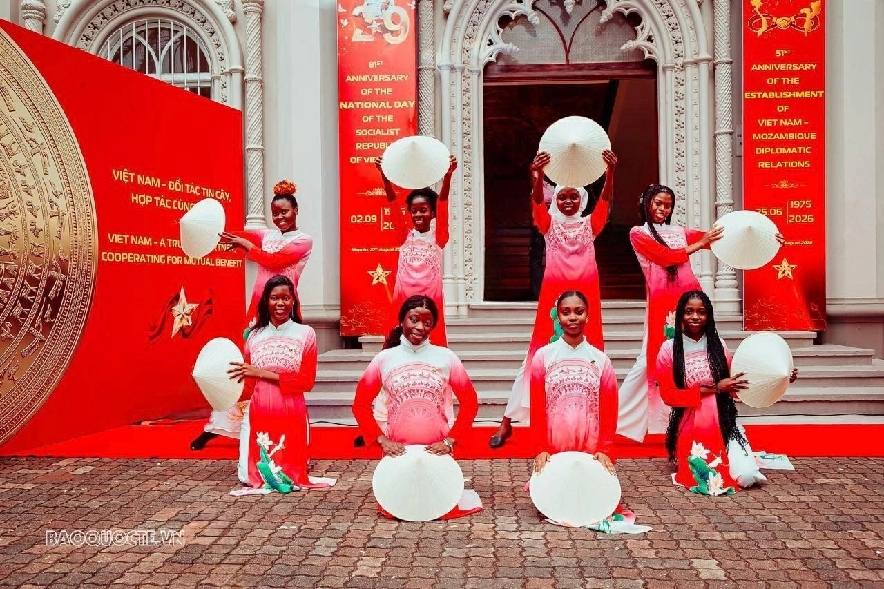 Sinh viên trường Đại học Joaquim Chissano biểu diễn tiết mục múa nón Việt Nam. Sinh viên trường Đại học Joaquim Chissano biểu diễn tiết mục múa nón Việt Nam.