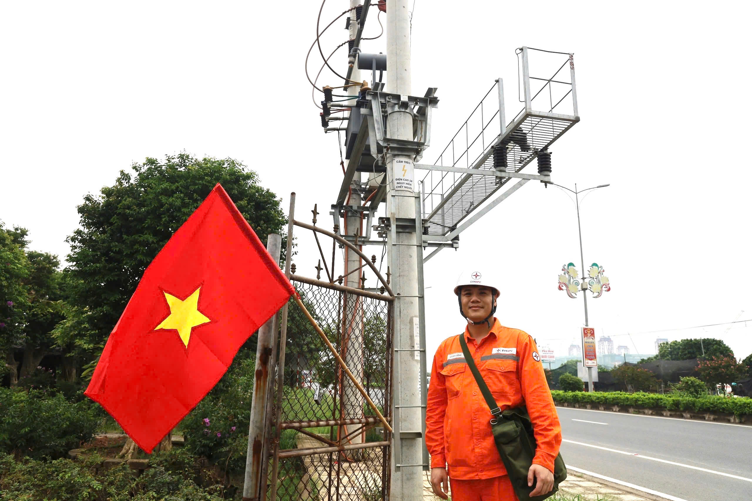Kỹ sư Lê Đức Cường, Điện lực Văn Giang, Công ty Điện lực Hưng Yên kiểm tra thiết bị bằng camera ảnh nhiệt tại Trạm biến áp Như Phượng 1 Kỹ sư Lê Đức Cường, Điện lực Văn Giang, Công ty Điện lực Hưng Yên kiểm tra thiết bị bằng camera ảnh nhiệt tại Trạm biến áp Như Phượng 1