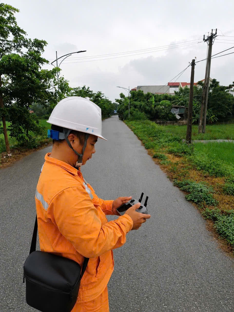 Anh Tạ Duy Giang, nhân viên Điện lực Thanh Liêm, Công ty Điện lực Ninh Bình kiểm tra lưới điện, chủ động phát hiện và xử lý các nguy cơ ảnh hưởng đến vận hành Anh Tạ Duy Giang, nhân viên Điện lực Thanh Liêm, Công ty Điện lực Ninh Bình kiểm tra lưới điện, chủ động phát hiện và xử lý các nguy cơ ảnh hưởng đến vận hành