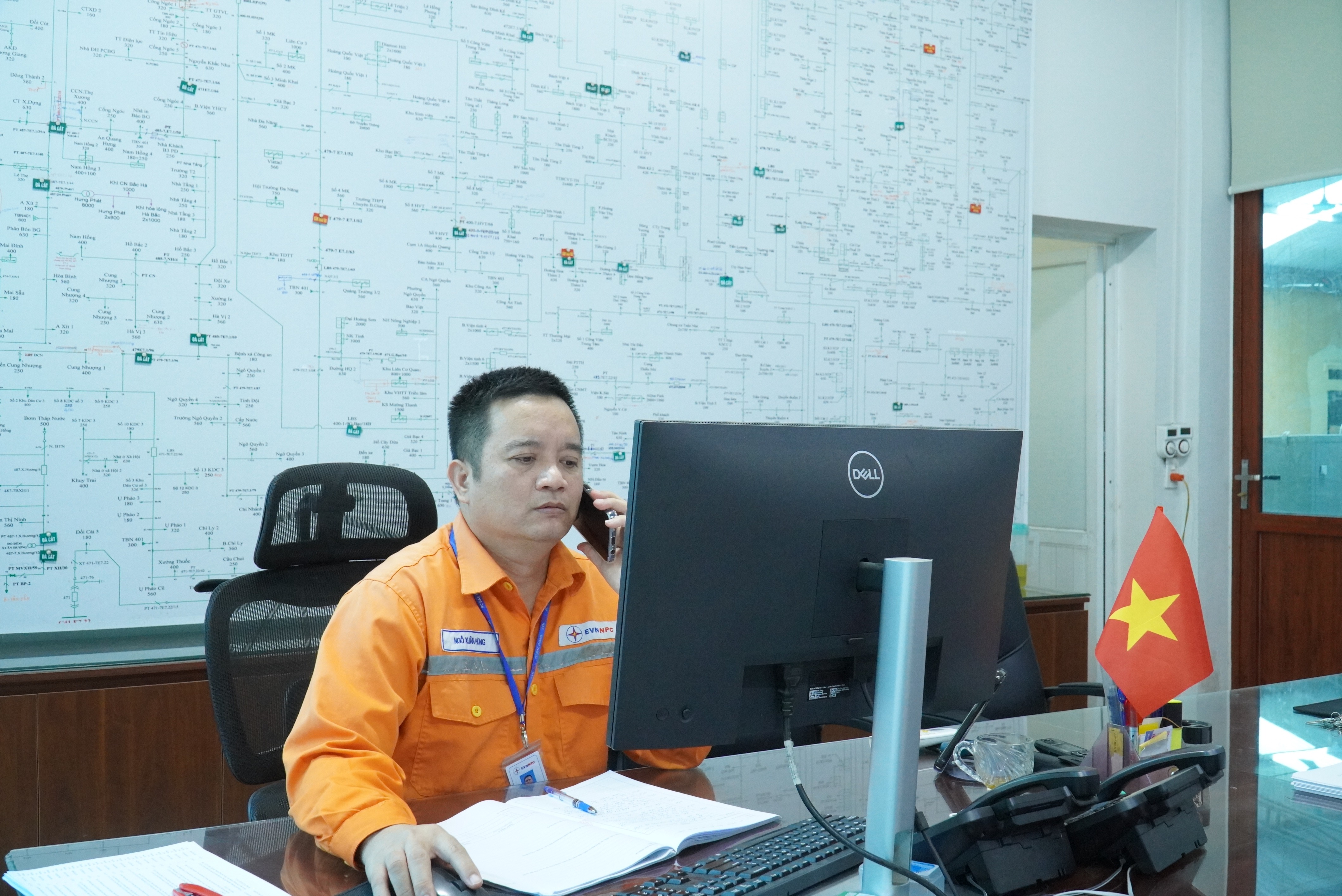 Anh Ngô Xuân Hùng, nhân viên trực vận hành Điện lực Bắc Giang, Công ty Điện lực Bắc Ninh theo dõi tình trạng vận hành hệ thống trong ca trực dịp Quốc khánh Anh Ngô Xuân Hùng, nhân viên trực vận hành Điện lực Bắc Giang, Công ty Điện lực Bắc Ninh theo dõi tình trạng vận hành hệ thống trong ca trực dịp Quốc khánh