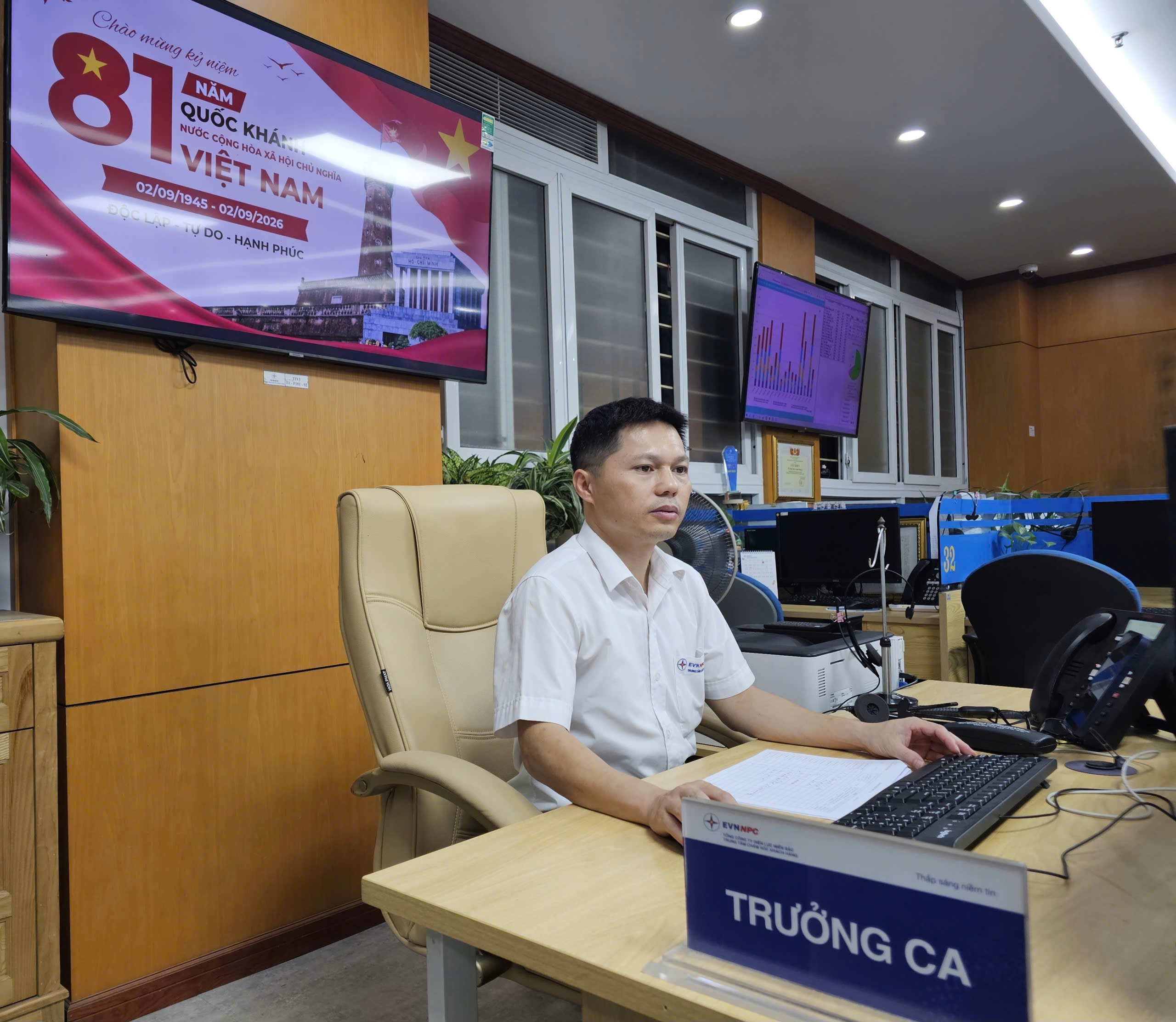 Anh Phạm Hồng Quân, Trưởng ca Trung tâm Chăm sóc khách hàng cùng đồng nghiệp duy trì trực 24/7, sẵn sàng tiếp nhận và hỗ trợ khách hàng trong dịp Quốc khánh 2/9 Anh Phạm Hồng Quân, Trưởng ca Trung tâm Chăm sóc khách hàng cùng đồng nghiệp duy trì trực 24/7, sẵn sàng tiếp nhận và hỗ trợ khách hàng trong dịp Quốc khánh 2/9