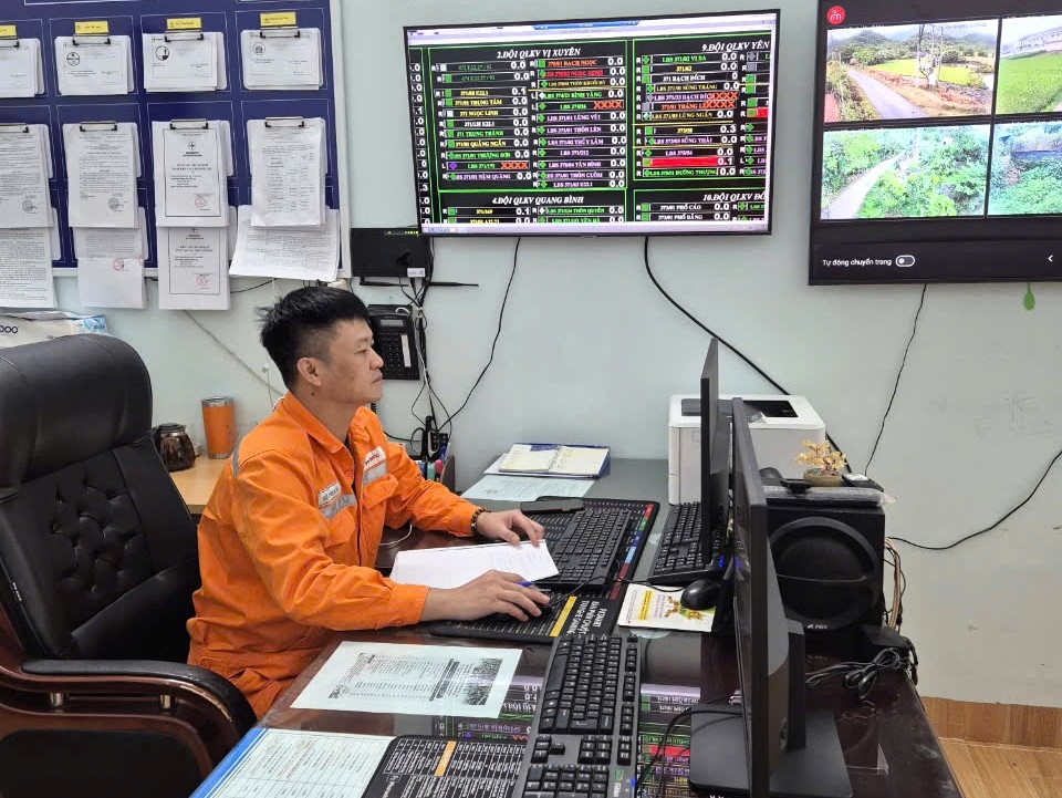 Anh Đỗ Trung Kiên, nhân viên Tổ trực vận hành Điện lực Vị Xuyên, Công ty Điện lực Tuyên Quang thực hiện nhiệm vụ trực vận hành trong dịp Quốc khánh 2/9 Anh Đỗ Trung Kiên, nhân viên Tổ trực vận hành Điện lực Vị Xuyên, Công ty Điện lực Tuyên Quang thực hiện nhiệm vụ trực vận hành trong dịp Quốc khánh 2/9