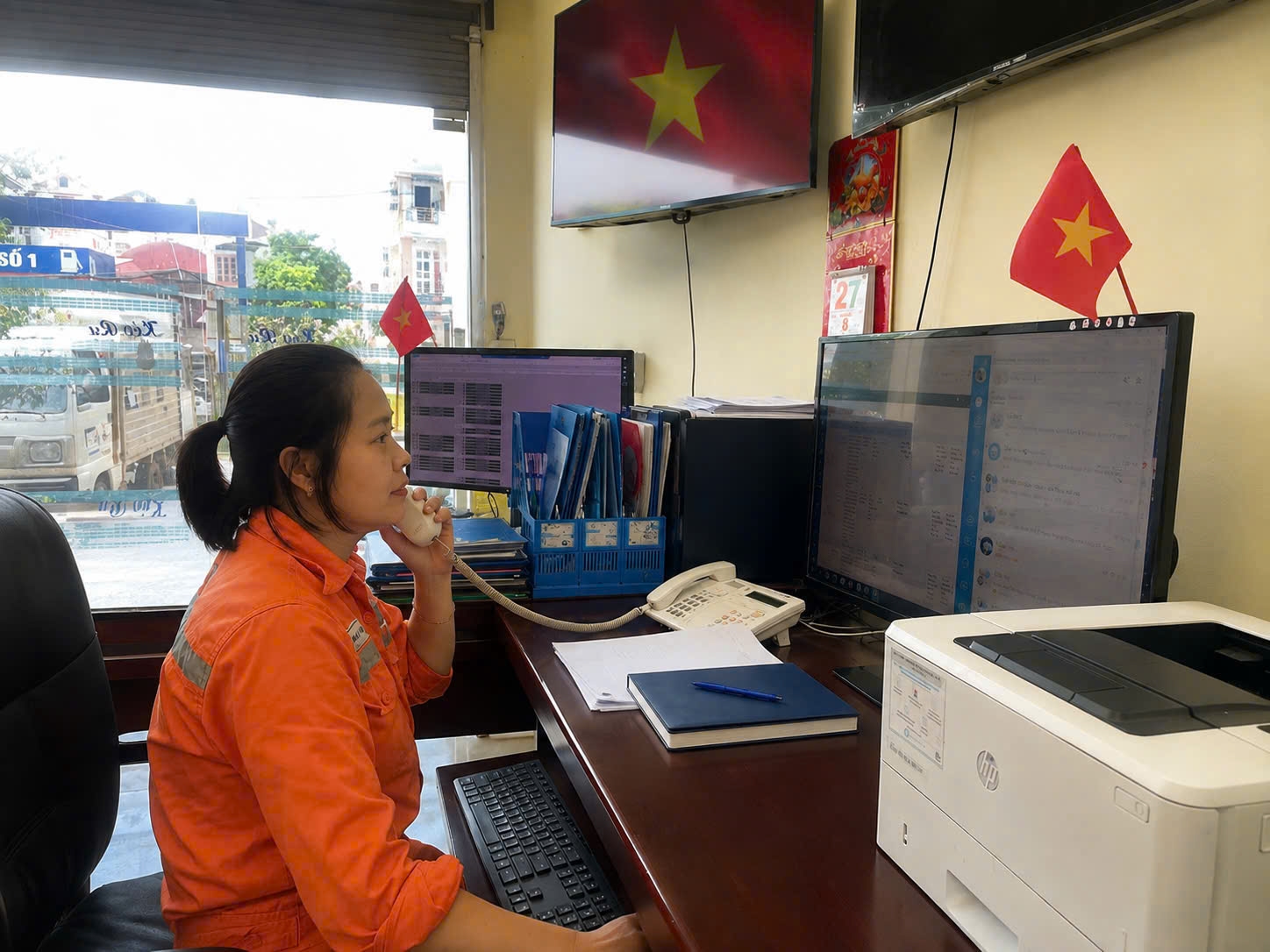 Chị Nông Thị Thu, nhân viên Tổ trực vận hành Điện lực Phú Lương, Công ty Điện lực Thái Nguyên trong ca trực dịp Quốc khánh Chị Nông Thị Thu, nhân viên Tổ trực vận hành Điện lực Phú Lương, Công ty Điện lực Thái Nguyên trong ca trực dịp Quốc khánh