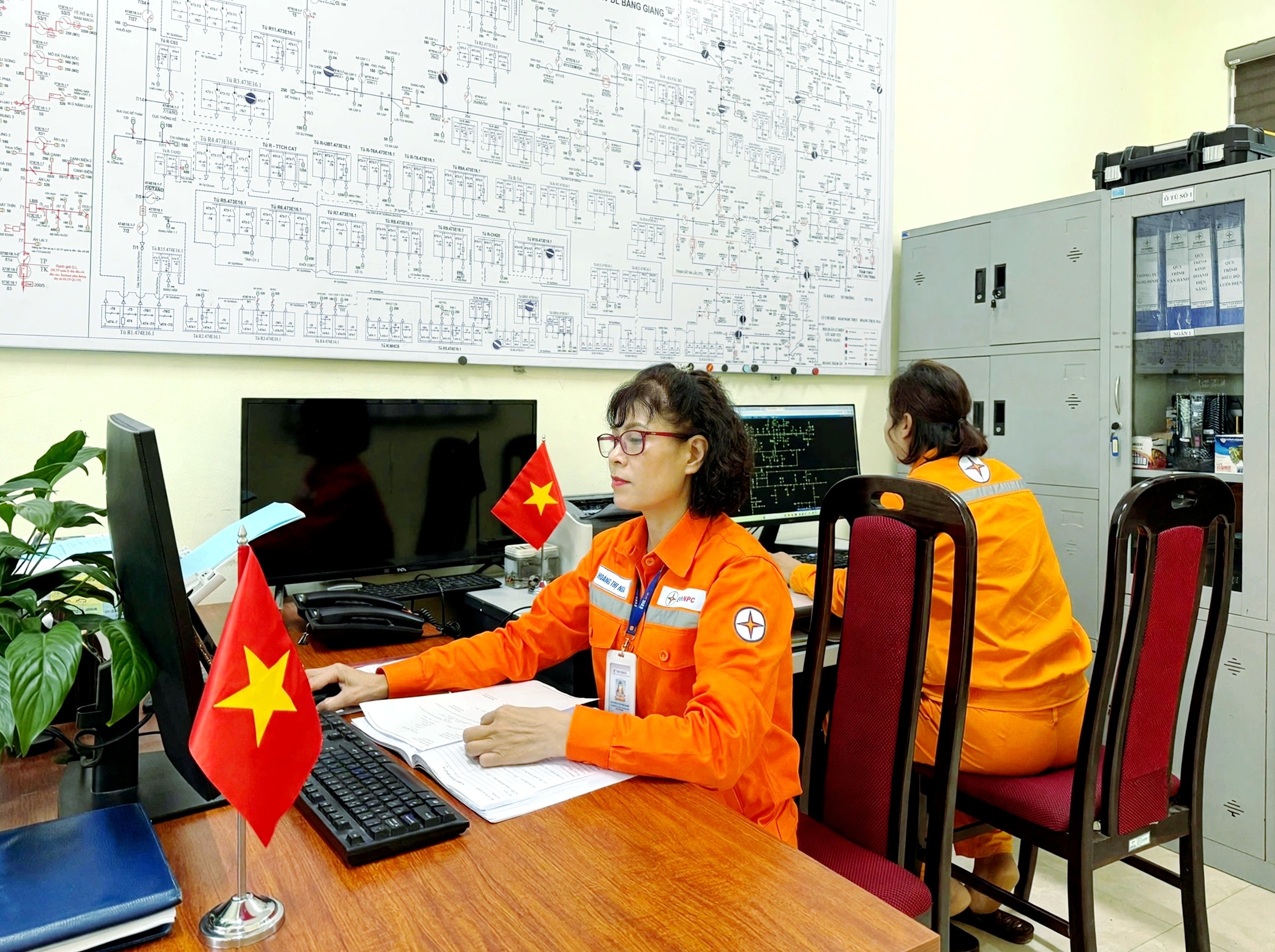 Chị Hoàng Thị Hồng Nga, Tổ trưởng Tổ trực vận hành Điện lực Bằng Giang, Công ty Điện lực Cao Bằng cùng đồng nghiệp theo dõi tình trạng vận hành hệ thống Chị Hoàng Thị Hồng Nga, Tổ trưởng Tổ trực vận hành Điện lực Bằng Giang, Công ty Điện lực Cao Bằng cùng đồng nghiệp theo dõi tình trạng vận hành hệ thống