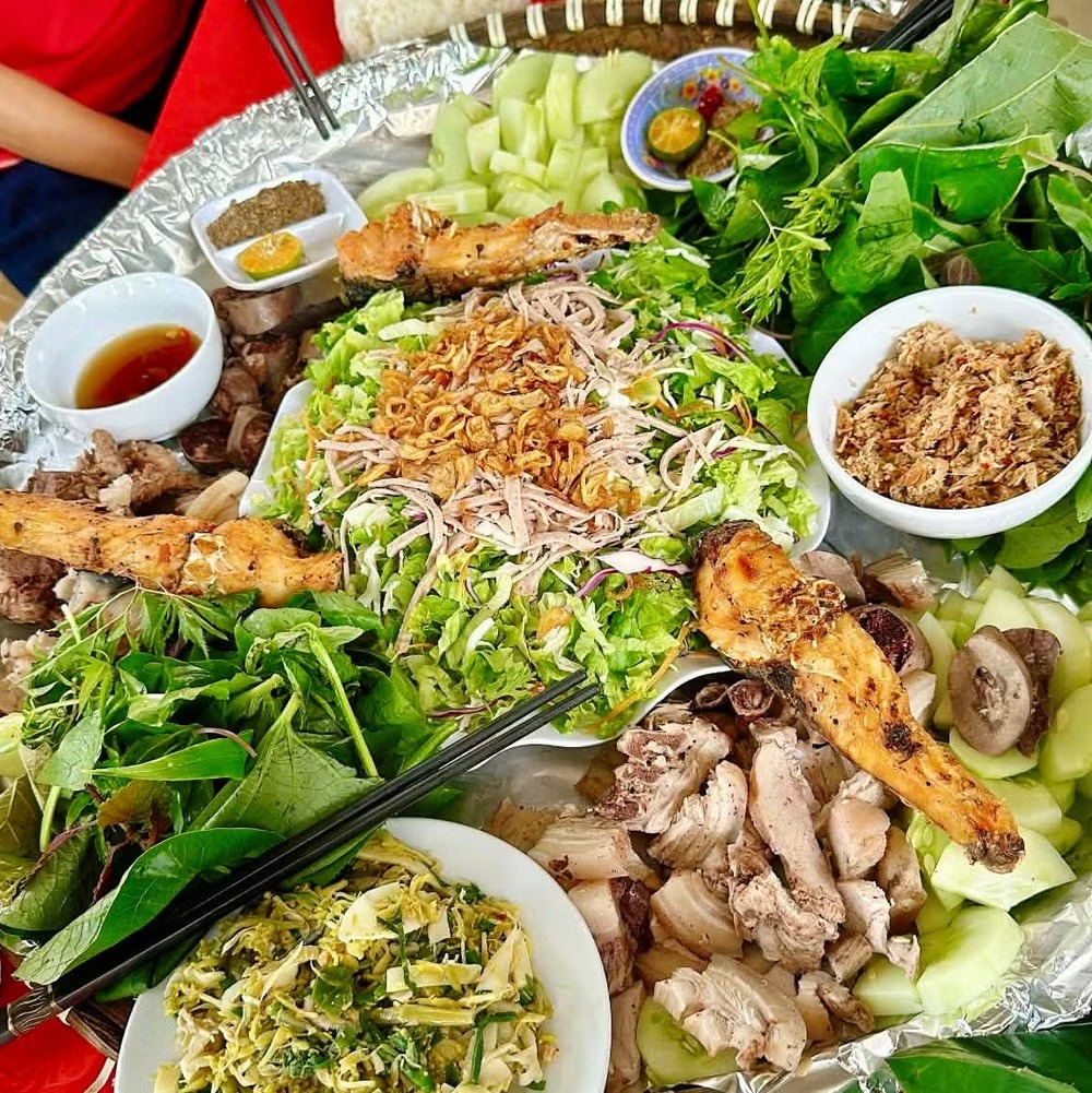 Mâm cơm trong ngày Tết Độc lập của một gia đình dân tộc Thái ở Quế Phong (Nghệ An). (Ảnh: TTXVN) Mâm cơm trong ngày Tết Độc lập của một gia đình dân tộc Thái ở Quế Phong (Nghệ An). (Ảnh: TTXVN)