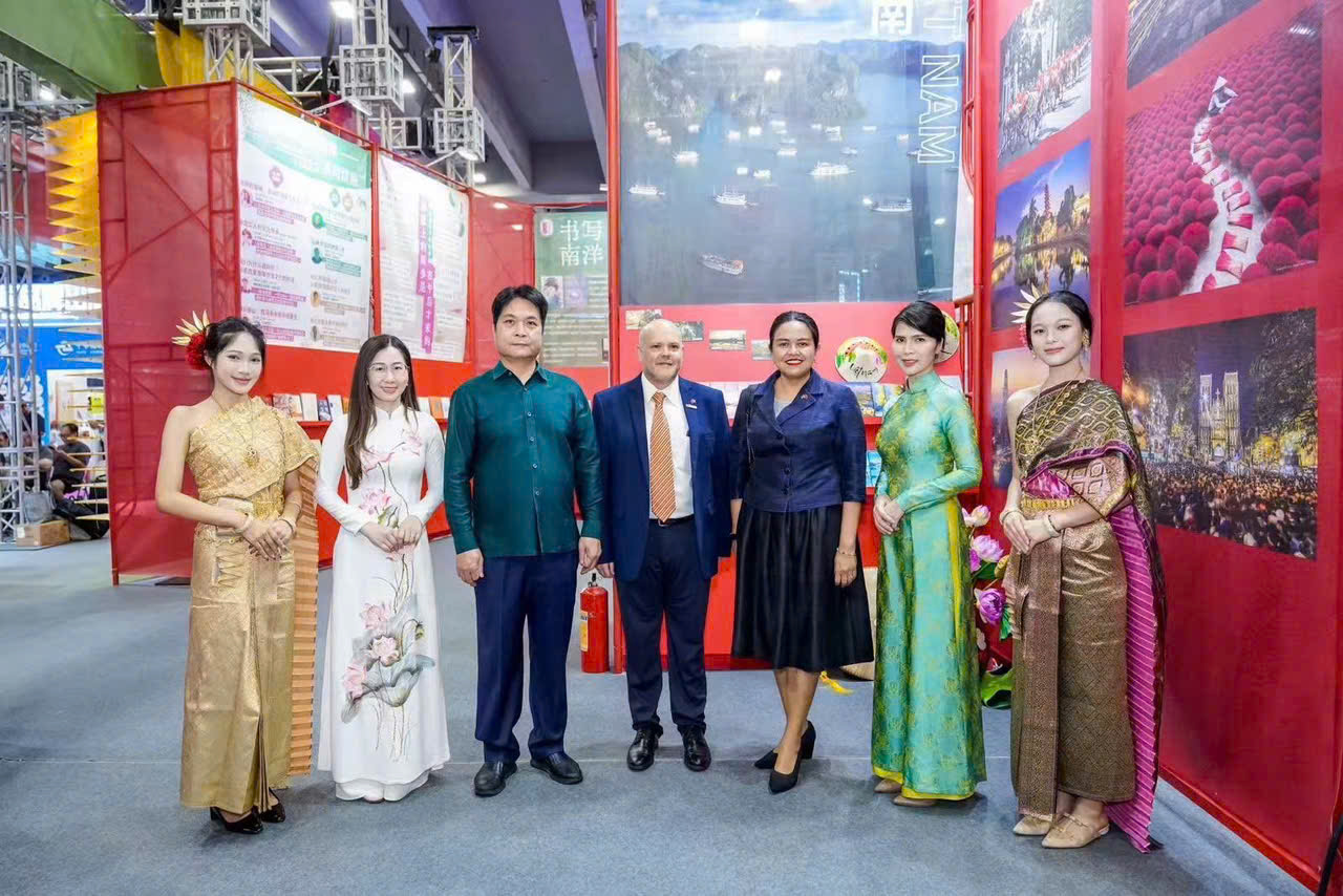 Không gian Văn hoá - Du lịch Việt Nam thu hút khách tại triển lãm sách tại Quảng Châu Không gian Văn hoá - Du lịch Việt Nam thu hút khách tại triển lãm sách tại Quảng Châu