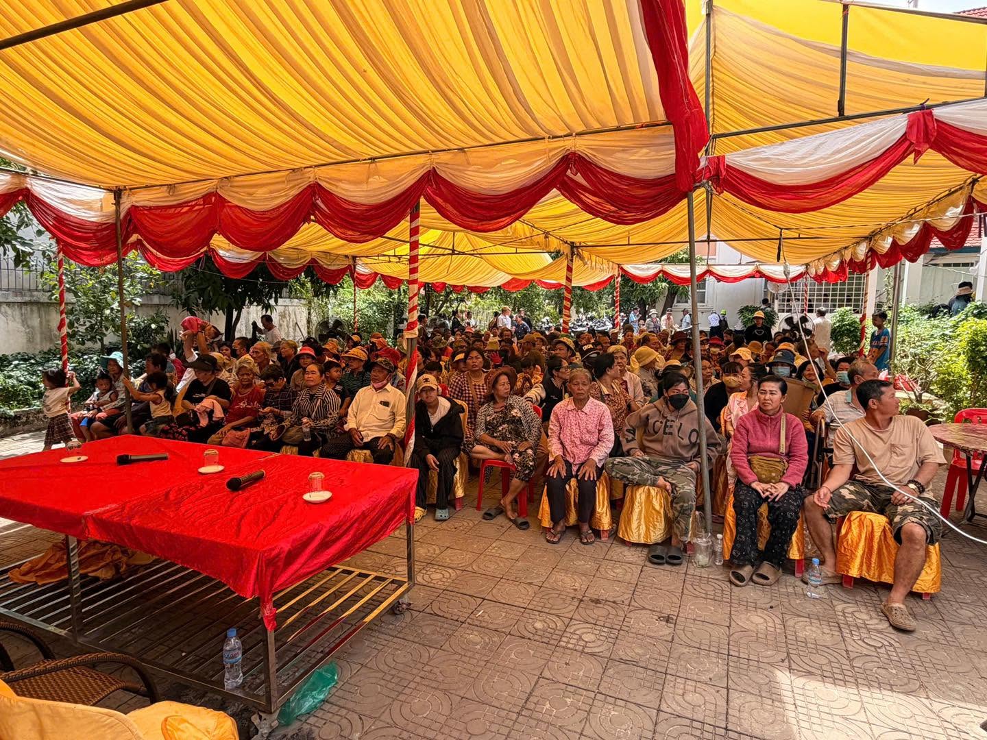 Khám bệnh, tặng quà cho 500 bà con gốc Việt và người dân khó khăn tại Siem Reap Khám bệnh, tặng quà cho 500 bà con gốc Việt và người dân khó khăn tại Siem Reap