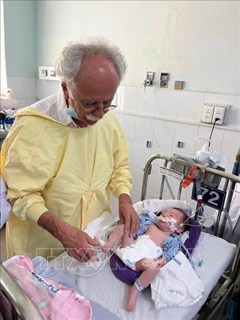Ấn tượng Việt Nam sau gần 40 năm gắn bó của vị bác sĩ người Pháp Chú thích ảnh