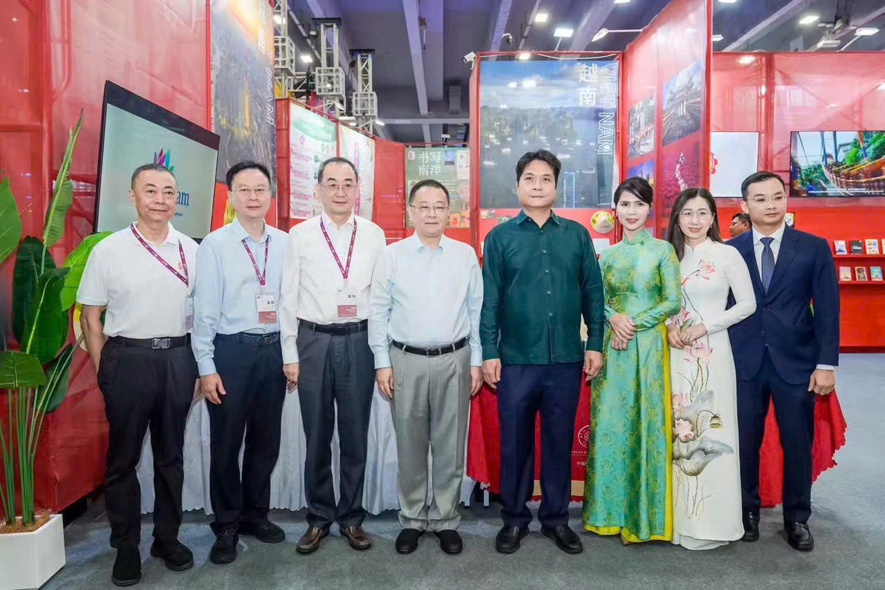 越南文化旅游空间亮相广州书展,吸引众多游客 越南文化旅游空间亮相广州书展,吸引众多游客