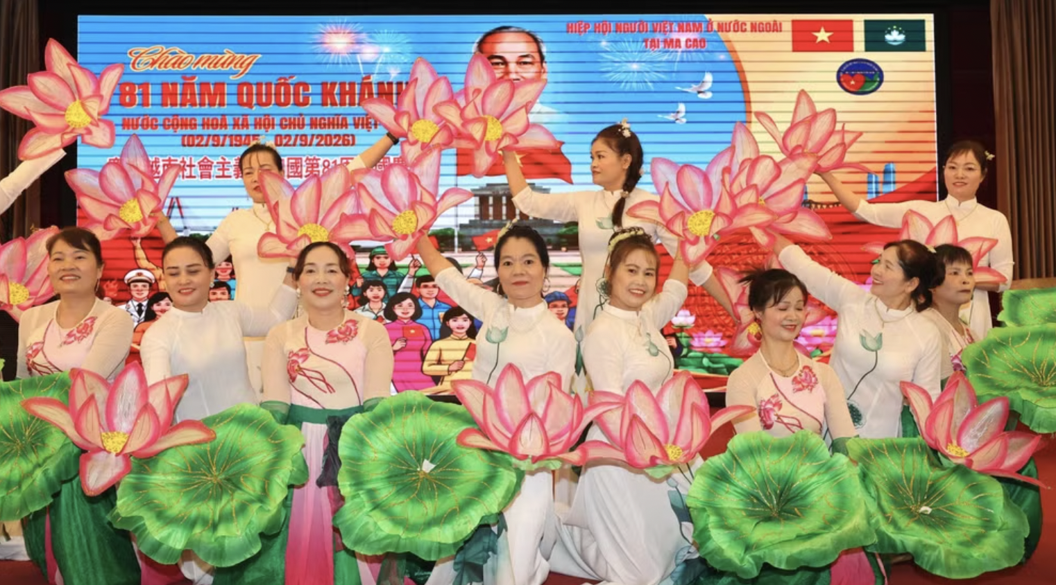 2026年8月30日,旅居中国澳门越南人协会隆重举行八月革命成功暨国庆81周年庆祝活动。澳门特区政府代表、社会团体代表、旅港越南人协会代表及旅澳侨胞等约300人出席。 越南驻香港和澳门总领事黎德幸在致辞中重温了1945年9月2日胡志明主席宣读《独立宣言》的历史时刻,并通报了国家经济社会发展成就。她指出,2025年越南国内生产总值达5140亿美元,增长率超8%,且2026年上半年继续保持强劲势头。黎德幸总领事高度评价侨胞的重要桥梁作用,并表示双边拟于今年底签署刑事司法协助条约,为侨胞营造更加安全稳定的环境。 旅居海外越南人协会澳门分会会长杨忠德表示,年度国庆活动旨在凝聚侨心、弘扬爱国传统,协会将继续协助侨胞排忧解难并遵守当地法律。副会长陈氏软与河内分会代表范玉碧亦表达了侨胞对祖国的深情厚谊。澳门钟表知识中心创始人方理斯(Francisco Souza da Cunha)等外宾对越南社区的团结与活力给予高度评价。活动在赞美祖国的精彩文艺表演中圆满落幕。 2026年8月30日,旅居中国澳门越南人协会隆重举行八月革命成功暨国庆81周年庆祝活动。澳门特区政府代表、社会团体代表、旅港越南人协会代表及旅澳侨胞等约300人出席。 越南驻香港和澳门总领事黎德幸在致辞中重温了1945年9月2日胡志明主席宣读《独立宣言》的历史时刻,并通报了国家经济社会发展成就。她指出,2025年越南国内生产总值达5140亿美元,增长率超8%,且2026年上半年继续保持强劲势头。黎德幸总领事高度评价侨胞的重要桥梁作用,并表示双边拟于今年底签署刑事司法协助条约,为侨胞营造更加安全稳定的环境。 旅居海外越南人协会澳门分会会长杨忠德表示,年度国庆活动旨在凝聚侨心、弘扬爱国传统,协会将继续协助侨胞排忧解难并遵守当地法律。副会长陈氏软与河内分会代表范玉碧亦表达了侨胞对祖国的深情厚谊。澳门钟表知识中心创始人方理斯(Francisco Souza da Cunha)等外宾对越南社区的团结与活力给予高度评价。活动在赞美祖国的精彩文艺表演中圆满落幕。