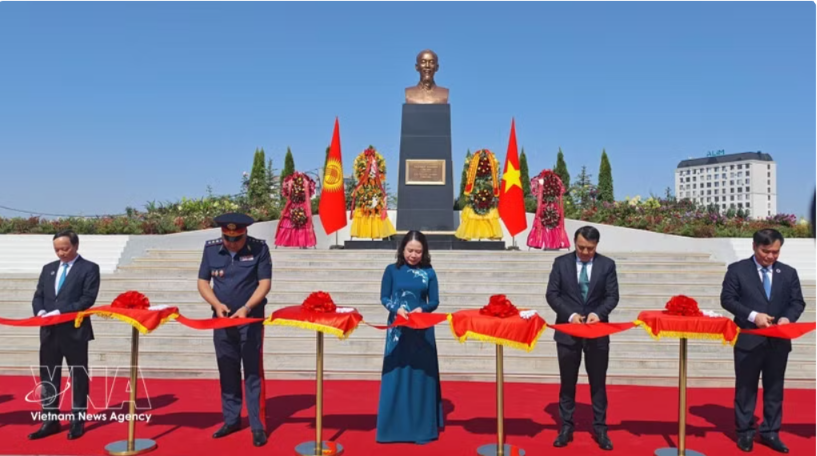 Vice President Vo Thi Anh Xuan and delegates cut the ribbon to inaugurate President Ho Chi MInh statue (Photo: VNA) Vice President Vo Thi Anh Xuan and delegates cut the ribbon to inaugurate President Ho Chi MInh statue (Photo: VNA)