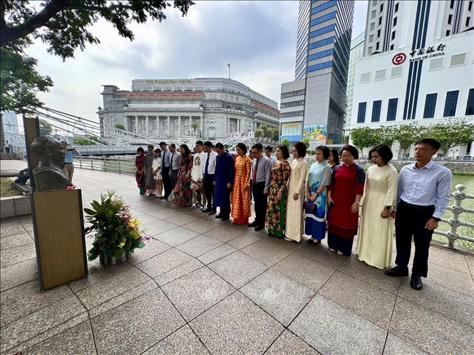 Cán bộ, nhân viên Đại sứ quán Việt Nam và cộng đồng tưởng nhớ công ơn Chủ tịch Hồ Chính Minh nhân kỷ niệm 81 năm Quốc khánh. Cán bộ, nhân viên Đại sứ quán Việt Nam và cộng đồng tưởng nhớ công ơn Chủ tịch Hồ Chính Minh nhân kỷ niệm 81 năm Quốc khánh.
