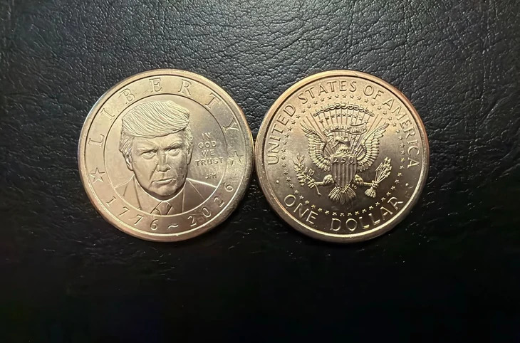 Đồng xu 1 USD mang hình Tổng thống Mỹ Donald Trump được đưa vào lưu hành từ ngày 2/9. Ảnh: ABC News Đồng xu 1 USD mang hình Tổng thống Mỹ Donald Trump được đưa vào lưu hành từ ngày 2/9. Ảnh: ABC News