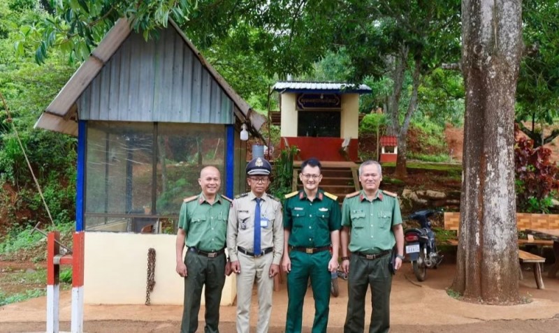 កងកម្លាំងសមត្ថកិច្ចវៀតណាម និងកម្ពុជានៅប៉ុស្តិ៍បំពេញភារកិច្ចមួយលើខ្សែបន្ទាត់ព្រំដែន។ ការសម្របសម្រួលជាប្រចាំរវាងកងកម្លាំងភាគីទាំងពីរ គឺជាគ្រឹះស្ថានដ៏សំខាន់ដើម្បីរក្សាឱ្យបានរឹងមាំនូវសន្តិសុខ សណ្តាប់ធ្នាប់ និងការកសាងខ្សែបន្ទាត់ព្រំដែនប្រកបដោយសន្តិភាព និងមិត្តភាព។