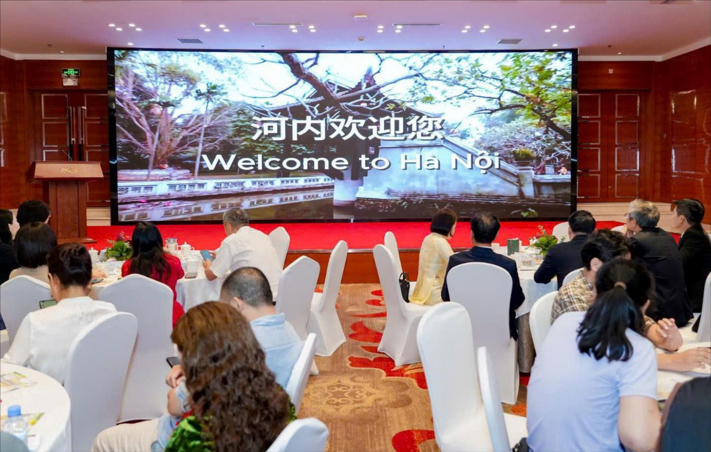 9月1日下午,越南河内市文化体育旅游局在中国北京举办“越南河内旅游目的地推介会”。此次活动是在河内市2026年旅游推广计划以及“2026—2027年越中旅游合作年”框架下举行,旨在进一步向中国市场推广河内旅游形象和旅游产品,深化河内与中国特别是北京之间的旅游合作。河内市文化体育旅游局副局长阮陈光在活动上表示,中国是具有巨大潜力的国际客源市场,中国游客对文化旅游、遗产旅游、美食和购物等产品具有多元化需求。河内市已将中国确定为国际旅游推广战略中的重点市场之一,并希望与中国包括北京在内的地方建立长期、稳定、务实的旅游合作关系。阮陈光指出,越南和中国是山水相连、具有悠久传统友谊的邻国,两国在文化、历史和人文价值方面具有许多相似之处,文化和旅游合作具有进一步加强交流、增进相互了解、促进民间联系和深化两国友谊的巨大潜力。中方方面,北京市文化和旅游局二级巡视员郭青竹表示,北京和河内都是两国文化和旅游交流的重要门户,两市具备进一步增加游客往来、增进相互信任、推动企业合作的良好条件,有助于加强两国人民之间的交流。此次推介活动进一步加强了河内与北京旅游领域的沟通,为扩大双方旅游市场合作、促进游客交流和民间交往提供了新的平台。 9月1日下午,越南河内市文化体育旅游局在中国北京举办“越南河内旅游目的地推介会”。此次活动是在河内市2026年旅游推广计划以及“2026—2027年越中旅游合作年”框架下举行,旨在进一步向中国市场推广河内旅游形象和旅游产品,深化河内与中国特别是北京之间的旅游合作。河内市文化体育旅游局副局长阮陈光在活动上表示,中国是具有巨大潜力的国际客源市场,中国游客对文化旅游、遗产旅游、美食和购物等产品具有多元化需求。河内市已将中国确定为国际旅游推广战略中的重点市场之一,并希望与中国包括北京在内的地方建立长期、稳定、务实的旅游合作关系。阮陈光指出,越南和中国是山水相连、具有悠久传统友谊的邻国,两国在文化、历史和人文价值方面具有许多相似之处,文化和旅游合作具有进一步加强交流、增进相互了解、促进民间联系和深化两国友谊的巨大潜力。中方方面,北京市文化和旅游局二级巡视员郭青竹表示,北京和河内都是两国文化和旅游交流的重要门户,两市具备进一步增加游客往来、增进相互信任、推动企业合作的良好条件,有助于加强两国人民之间的交流。此次推介活动进一步加强了河内与北京旅游领域的沟通,为扩大双方旅游市场合作、促进游客交流和民间交往提供了新的平台。