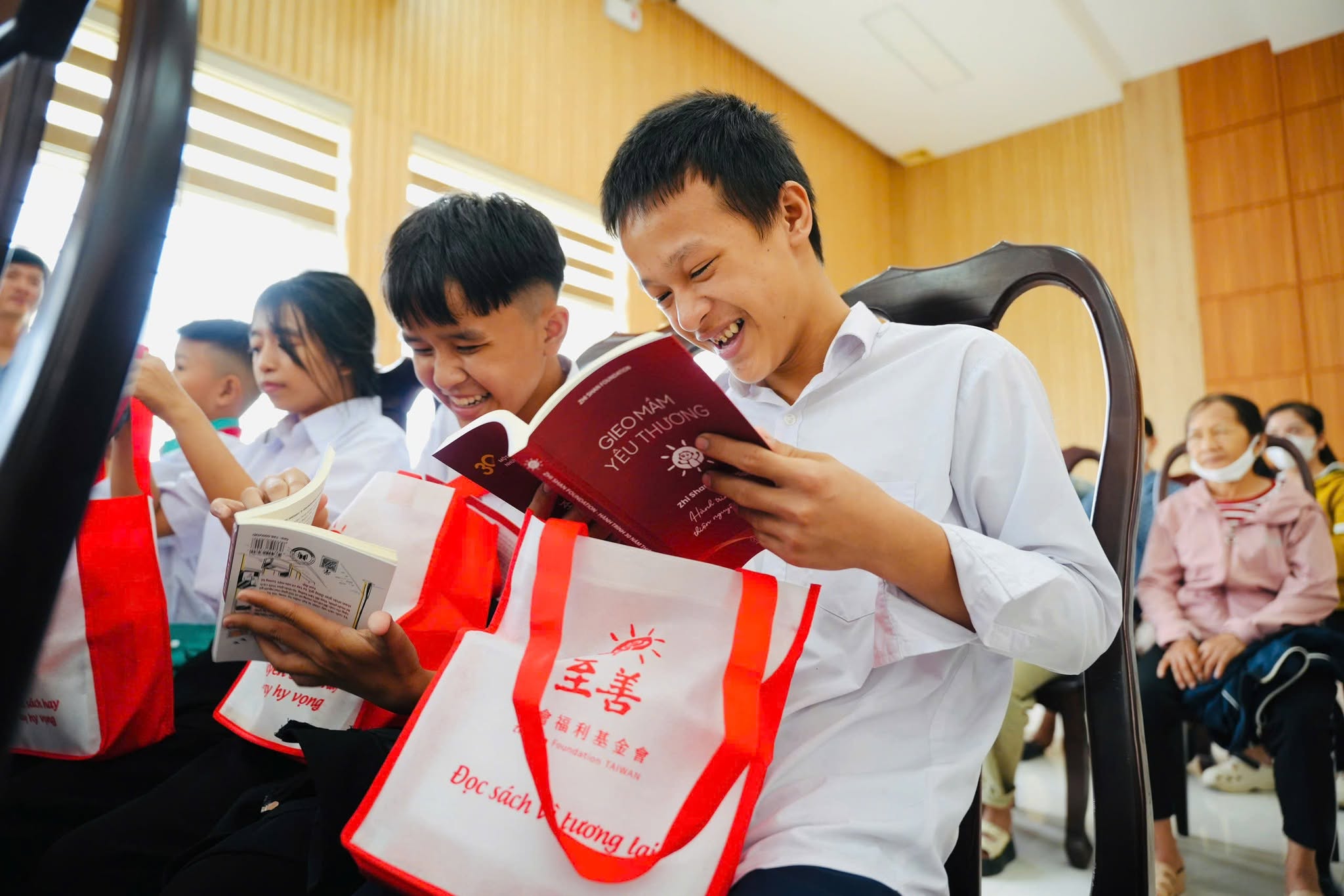 至善基金会向广义省弱势学生发放助学金 至善基金会向广义省弱势学生发放助学金