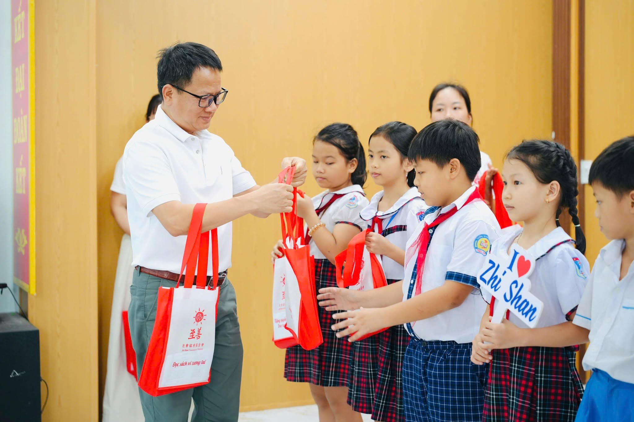 至善基金会向广义省弱势学生发放助学金 至善基金会向广义省弱势学生发放助学金