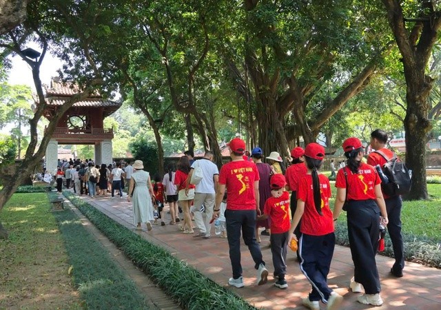 At the Temple of Literature and the Imperial Academy, large crowds of tourists visited during the holiday. At the Temple of Literature and the Imperial Academy, large crowds of tourists visited during the holiday.