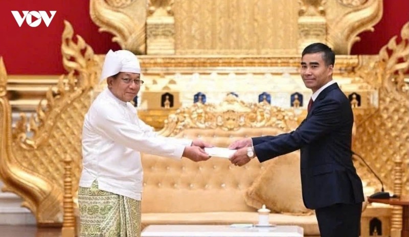 Vietnamese ambassador Nguyen Anh Duc presents his credentials to Myanmar President Min Aung Hlaing. Vietnamese ambassador Nguyen Anh Duc presents his credentials to Myanmar President Min Aung Hlaing.