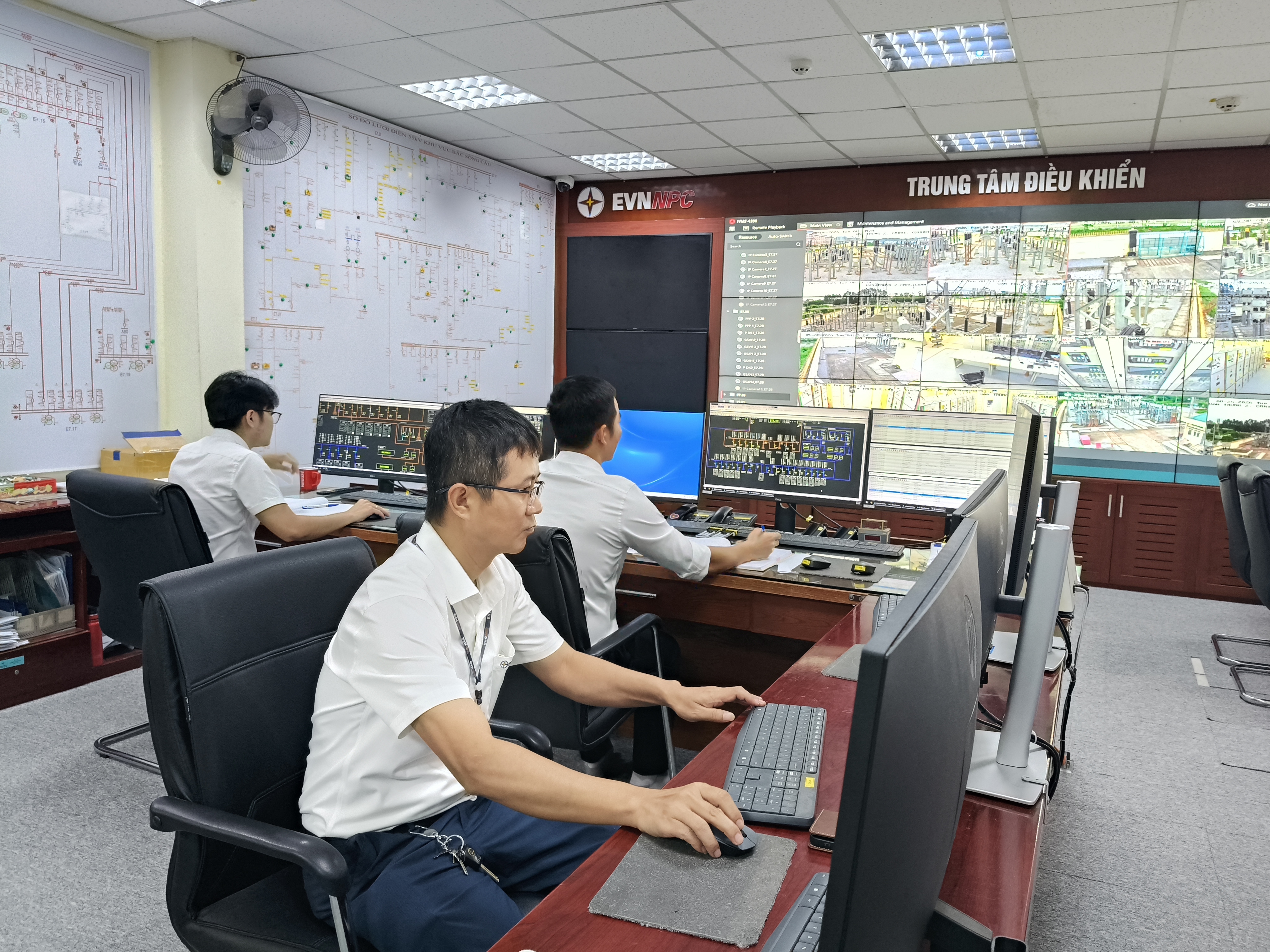 Khoa học công nghệ và đổi mới sáng tạo đang từng bước thay đổi phương thức làm việc tại EVNNPC. (Ảnh: Hương Ly).) Khoa học công nghệ và đổi mới sáng tạo đang từng bước thay đổi phương thức làm việc tại EVNNPC. (Ảnh: Hương Ly).)