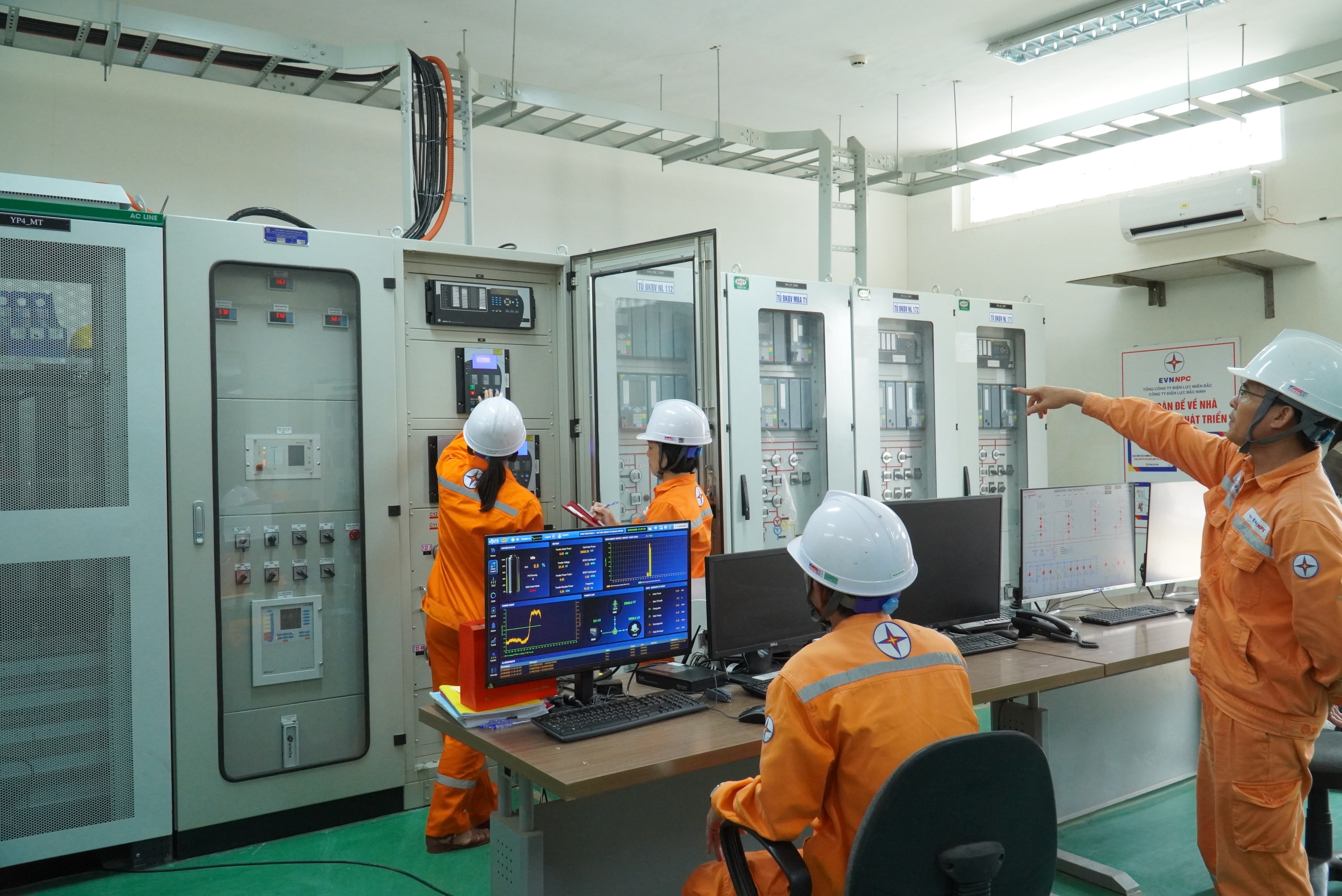 Việc tiếp cận và ứng dụng các công nghệ mới đặt ra yêu cầu không ngừng học hỏi, thích ứng và làm chủ công nghệ đối với đội ngũ CBNV. 
