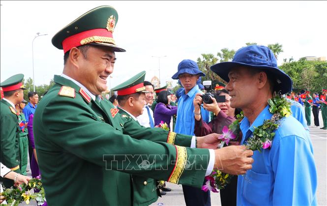 Trung tướng Lê Xuân Thế, Tư lệnh Quân khu 7 trao vòng hoa động viên cán bộ, chiến sĩ các Đội K trước khi lên đường sang Campuchia thực hiện nhiệm vụ tìm kiếm, quy tập hài cốt liệt sĩ. Ảnh: Bùi Giang/TTXVN Trung tướng Lê Xuân Thế, Tư lệnh Quân khu 7 trao vòng hoa động viên cán bộ, chiến sĩ các Đội K trước khi lên đường sang Campuchia thực hiện nhiệm vụ tìm kiếm, quy tập hài cốt liệt sĩ. Ảnh: Bùi Giang/TTXVN