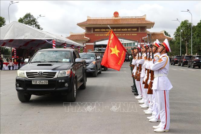 Đội danh dự Quân đội nhân dân Việt Nam chào đoàn xe chở cán bộ, chiến sĩ các Đội K qua Cửa khẩu quốc tế Bình Hiệp, lên đường sang Campuchia thực hiện nhiệm vụ tìm kiếm, quy tập hài cốt liệt sĩ. Ảnh: Bùi Giang/TTXVN Đội danh dự Quân đội nhân dân Việt Nam chào đoàn xe chở cán bộ, chiến sĩ các Đội K qua Cửa khẩu quốc tế Bình Hiệp, lên đường sang Campuchia thực hiện nhiệm vụ tìm kiếm, quy tập hài cốt liệt sĩ. Ảnh: Bùi Giang/TTXVN
