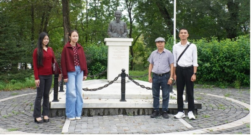Dao Manh Dung ពាក់មួក សមាជិកគណៈប្រតិបត្តិការនៃសមាគមមិត្តភាពជាមួយ Primorye អនុប្រធានសមាគមជនជាតិវៀតណាមនៅ Primorye និងប្អូនៗសិស្ស និស្សិត នៅឯទីលាន Ho Chi Minh ក្នុងទីក្រុង Vladivostok។ Dao Manh Dung ពាក់មួក សមាជិកគណៈប្រតិបត្តិការនៃសមាគមមិត្តភាពជាមួយ Primorye អនុប្រធានសមាគមជនជាតិវៀតណាមនៅ Primorye និងប្អូនៗសិស្ស និស្សិត នៅឯទីលាន Ho Chi Minh ក្នុងទីក្រុង Vladivostok។