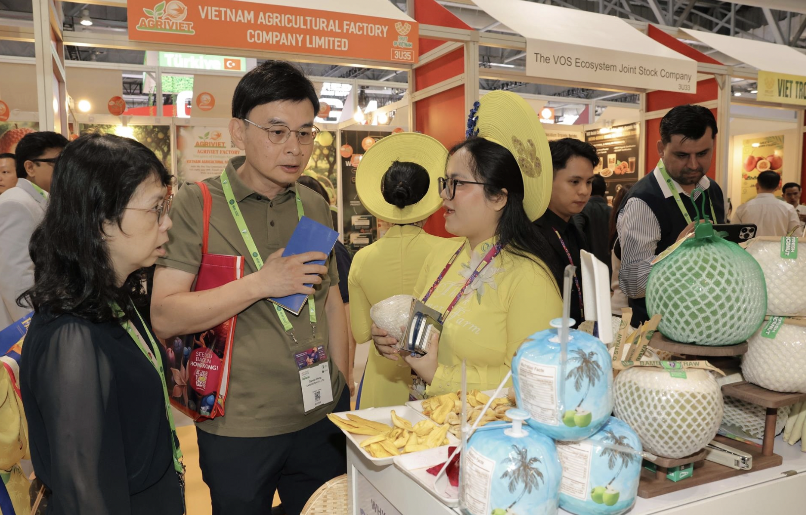 2026年9月2日至4日,2026年亚洲国际果蔬展览会(Asia Fruit Logistica 2025/2026)在香港亚洲国际博览馆举行,吸引全球40个国家和地区的730个展位参展。越南果蔬协会(Vinafruit)秘书长邓福元(Đặng Phúc Nguyên)率领由22家企业组成的代表团参展,共设24个展位,集中展示榴莲、百香果、火龙果、椰子、芒果等优质特色水果,以及采后加工与保鲜等创新技术。 邓福元表示,越南参展规模与收益逐年提高,预计今年直接签署的合同金额将突破上年500万美元的水平。展会不仅是寻找合作伙伴、扩大出口的重要平台,更对向全球推介越南果蔬的高品质与品牌声誉具有积极意义。 Pulimex进出口公司总经理黎明俊(Lê Minh Tuấn)与Vinafood International公司总经理黎友勇(Lê Hữu Dũng)等企业代表指出,该展会是越南水果走向亚洲及欧美、中东、非洲等市场的核心桥梁。来自葡萄牙的展商亚历山德罗·科尔达诺(Alessandro Cordano)等国际客户亦对越南水果的丰富品类与优良品质给予高度评价。近年来越南果蔬出口额连创新高,预计2026年有望突破100亿美元大关。 2026年9月2日至4日,2026年亚洲国际果蔬展览会(Asia Fruit Logistica 2025/2026)在香港亚洲国际博览馆举行,吸引全球40个国家和地区的730个展位参展。越南果蔬协会(Vinafruit)秘书长邓福元(Đặng Phúc Nguyên)率领由22家企业组成的代表团参展,共设24个展位,集中展示榴莲、百香果、火龙果、椰子、芒果等优质特色水果,以及采后加工与保鲜等创新技术。 邓福元表示,越南参展规模与收益逐年提高,预计今年直接签署的合同金额将突破上年500万美元的水平。展会不仅是寻找合作伙伴、扩大出口的重要平台,更对向全球推介越南果蔬的高品质与品牌声誉具有积极意义。 Pulimex进出口公司总经理黎明俊(Lê Minh Tuấn)与Vinafood International公司总经理黎友勇(Lê Hữu Dũng)等企业代表指出,该展会是越南水果走向亚洲及欧美、中东、非洲等市场的核心桥梁。来自葡萄牙的展商亚历山德罗·科尔达诺(Alessandro Cordano)等国际客户亦对越南水果的丰富品类与优良品质给予高度评价。近年来越南果蔬出口额连创新高,预计2026年有望突破100亿美元大关。