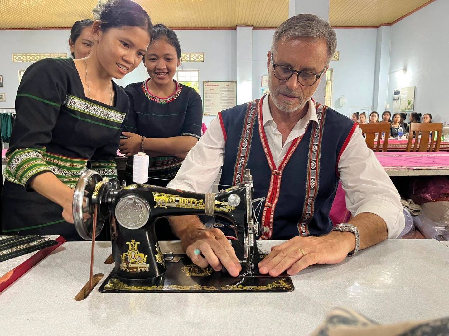 Đại sứ Pháp Olivier Brochet thăm xưởng may Ngok Bay (Kon Tum), tháng 7/2026. (Ảnh: Đại sứ quán Pháp tại Việt Nam) Đại sứ Pháp Olivier Brochet thăm xưởng may Ngok Bay (Kon Tum), tháng 7/2026. (Ảnh: Đại sứ quán Pháp tại Việt Nam)