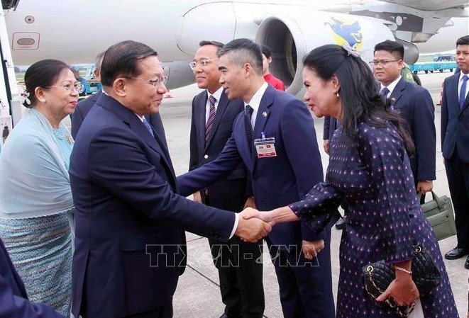 President of the Republic of the Union of Myanmar Min Aung Hlaing and his spouse Kyu Kyu Hla arrive in Hanoi, beginning an official visit to Vietnam from September 4 to 6. (Photo: VNA)