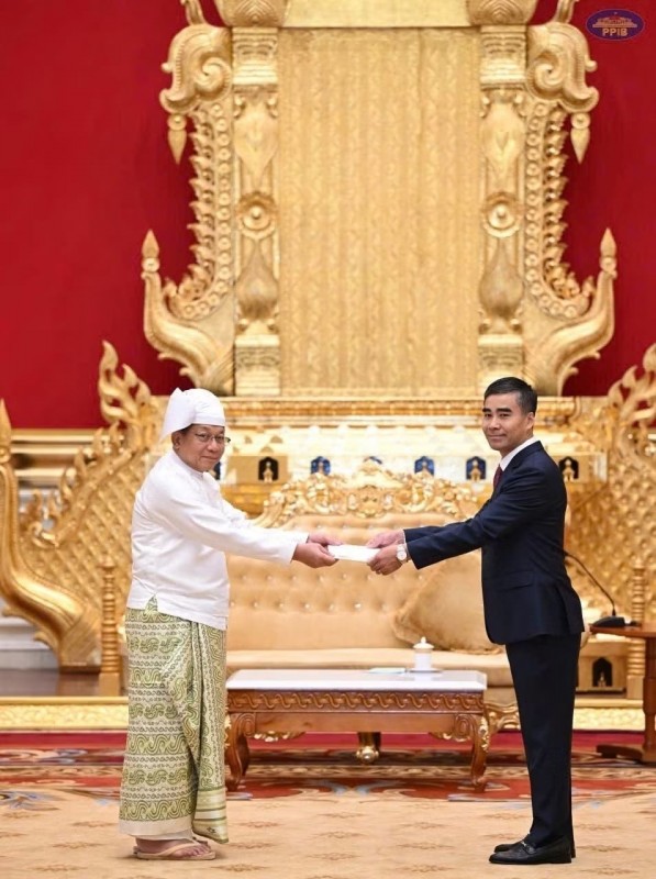 ឯកអគ្គរដ្ឋទូត Nguyen Anh Duc ថ្វាយសារតាំងចំពោះប្រធានាធិបតីនៃសាធារណរដ្ឋសហភាពមីយ៉ាន់ម៉ា Min Aung Hlaing។ ឯកអគ្គរដ្ឋទូត Nguyen Anh Duc ថ្វាយសារតាំងចំពោះប្រធានាធិបតីនៃសាធារណរដ្ឋសហភាពមីយ៉ាន់ម៉ា Min Aung Hlaing។