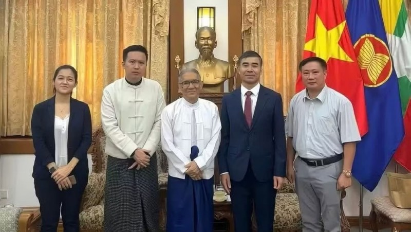 ឯកអគ្គរដ្ឋទូត Nguyen Anh Duc ទី ២ ពីស្តាំទៅ និងប្រធានសមាគមមិត្តភាពមីយ៉ាន់ម៉ា - វៀតណាម Thet Win បានមានជំនួបការងារ សំដៅរឹតបន្តឹងបន្ថែមទៀតនូវមនោសញ្ចេតនាមិត្តភាពរវាងប្រជាជននៃប្រទេសទាំងពីរ។ ឯកអគ្គរដ្ឋទូត Nguyen Anh Duc ទី ២ ពីស្តាំទៅ និងប្រធានសមាគមមិត្តភាពមីយ៉ាន់ម៉ា - វៀតណាម Thet Win បានមានជំនួបការងារ សំដៅរឹតបន្តឹងបន្ថែមទៀតនូវមនោសញ្ចេតនាមិត្តភាពរវាងប្រជាជននៃប្រទេសទាំងពីរ។