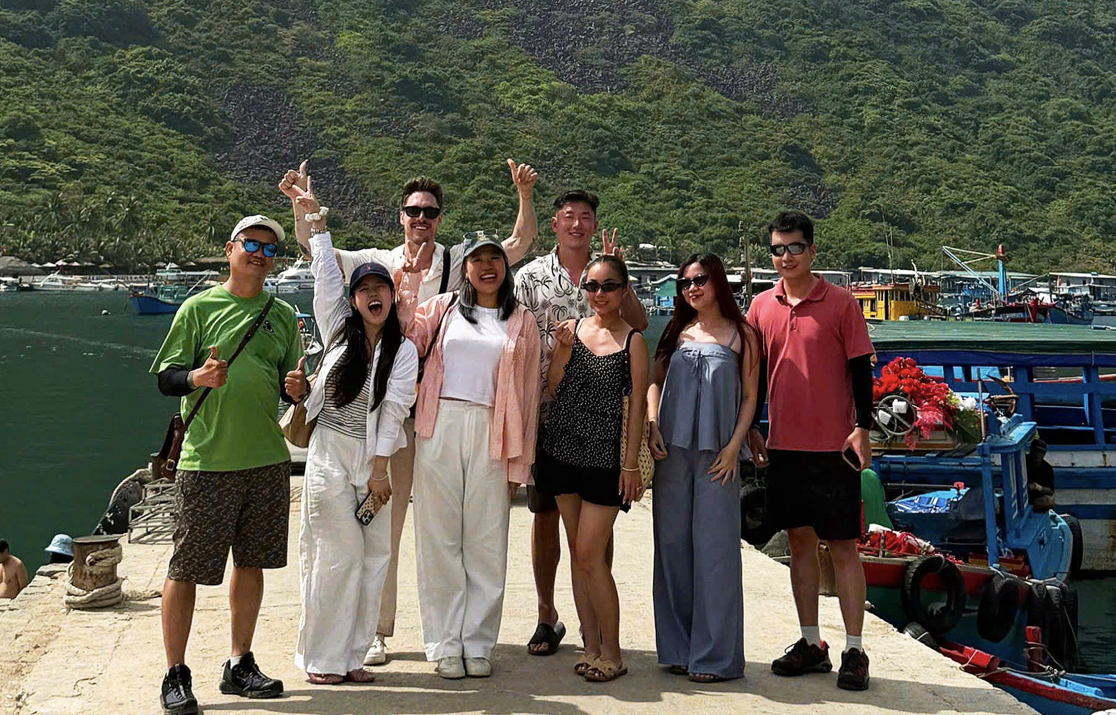 Christian Weizenegger (áo trắng, đeo kính râm) chụp ảnh lưu niệm cùng những người bạn Việt Nam. (Ảnh: NVCC) Christian Weizenegger (áo trắng, đeo kính râm) chụp ảnh lưu niệm cùng những người bạn Việt Nam. (Ảnh: NVCC)