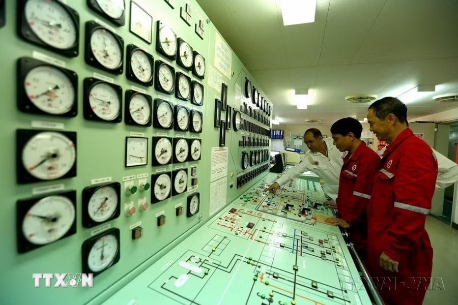 Chuyên gia Nga và Việt Nam tại phòng điều khiển nhận và xuất dầu trên tàu Vietsovpetro-01. (Ảnh: Huy Hùng/TTXVN) Chuyên gia Nga và Việt Nam tại phòng điều khiển nhận và xuất dầu trên tàu Vietsovpetro-01. (Ảnh: Huy Hùng/TTXVN)