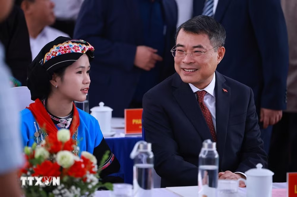 Thủ tướng Lê Minh Hưng với học sinh Trường Phổ thông nội trú liên cấp Tiểu học và Trung học cơ sở Mường Khương dự Lễ khai giảng năm học 2026-2027. (Ảnh: Dương Giang/TTXVN)
