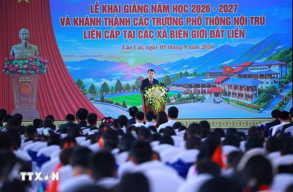 Thủ tướng Lê Minh Hưng phát biểu tại Lễ khai giảng năm học 2026-2027 của Trường Phổ thông nội trú liên cấp Tiểu học và Trung học cơ sở Mường Khương, xã Mường Khương, tỉnh Lào Cai. (Ảnh: Dương Giang/TTXVN)