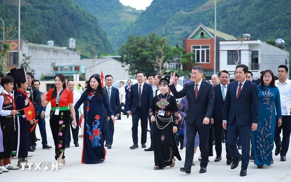 Thủ tướng Lê Minh Hưng đến dự Lễ khai giảng năm học mới tại Trường Phổ thông nội trú liên cấp Mường Khương (Lào Cai). (Ảnh: Dương Giang/TTXVN)
