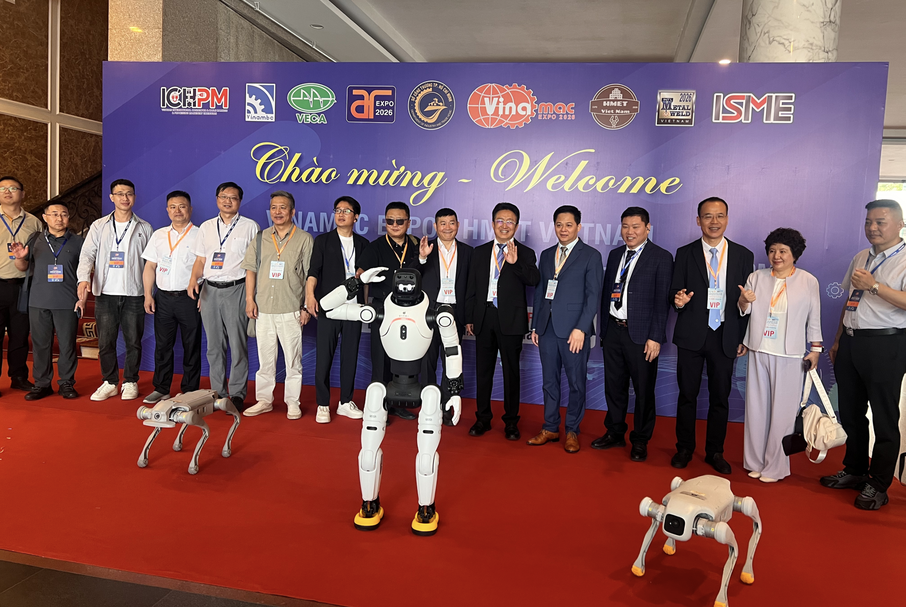 Trình Nghị (thứ 8, từ trái sang) chụp ảnh Robot và các đại biểu tại Diễn đàn Thượng đỉnh Phát triển ngành Trí tuệ nhân tạo Trung Quốc – ASEAN lần thứ II. (Ảnh: NVCC) Trình Nghị (thứ 8, từ trái sang) chụp ảnh Robot và các đại biểu tại Diễn đàn Thượng đỉnh Phát triển ngành Trí tuệ nhân tạo Trung Quốc – ASEAN lần thứ II. (Ảnh: NVCC)