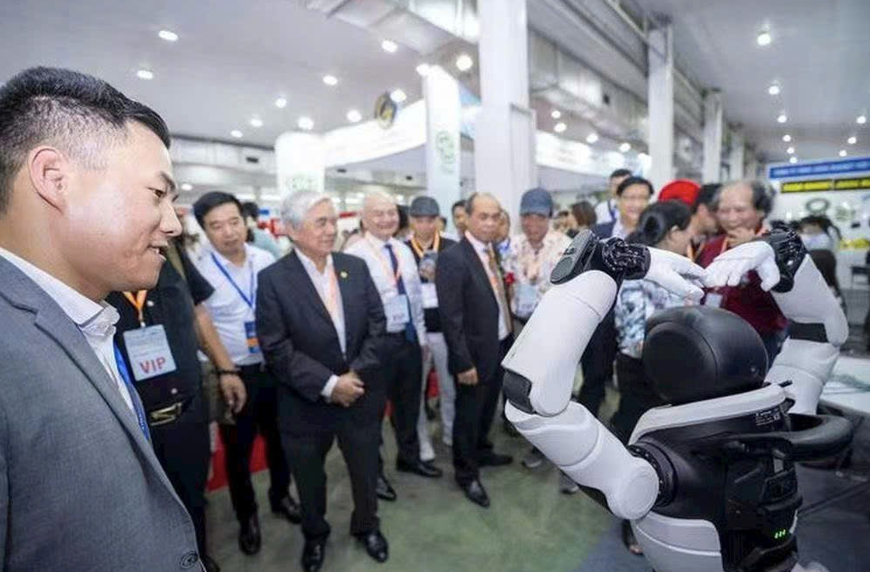 Robot tương tác với đại biểu tại Diễn đàn. (Ảnh: NVCC) Robot tương tác với đại biểu tại Diễn đàn. (Ảnh: NVCC)